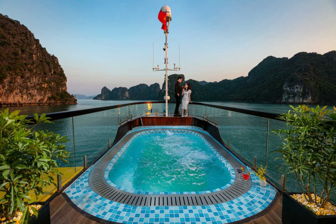 Jacuzzi pool on Sundeck. Photo by Nostalgia Cruise.