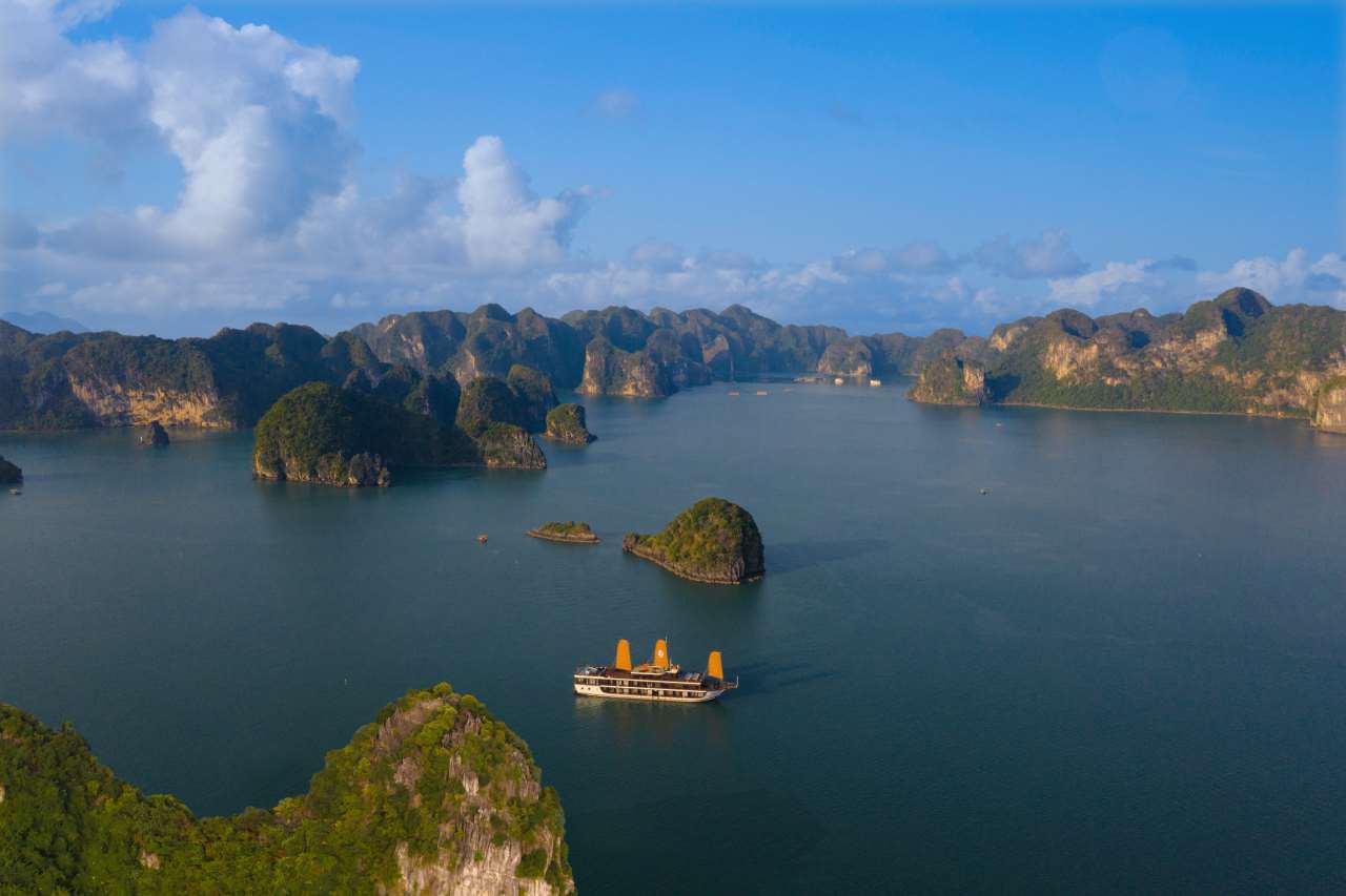 Cruise in Halong Bay. Photo by Peony Cruises.